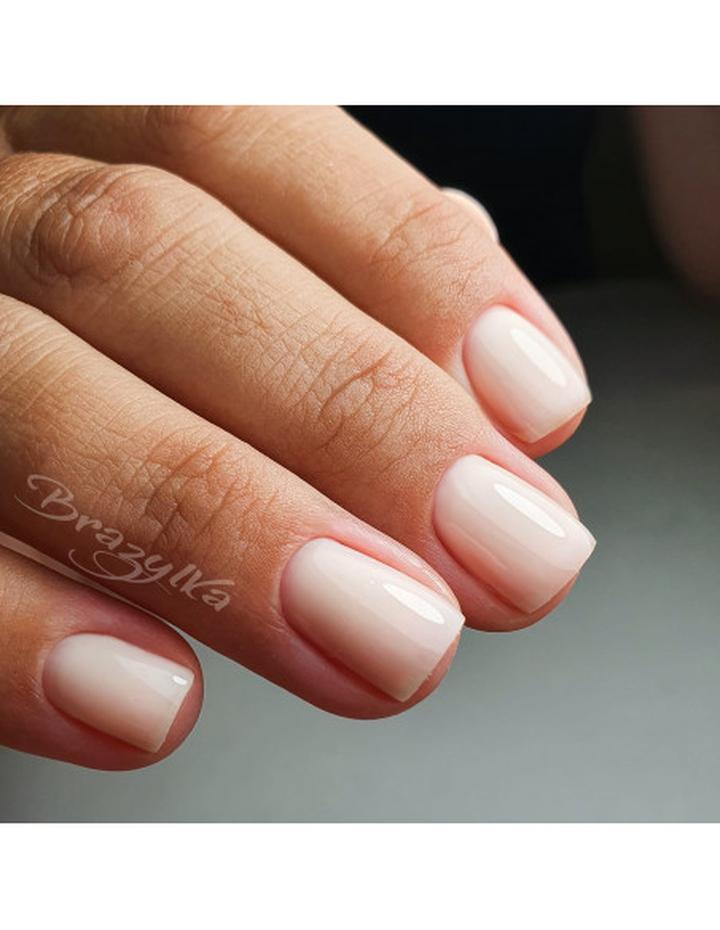 Minimalistyczne zdobienia paznokci