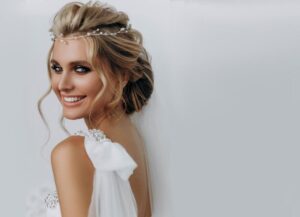 Sekrety idealnego upięcia trenu w sukni ślubnej – jak uniknąć najczęstszych błędów?