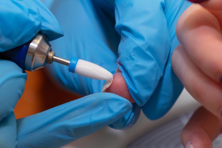 Skuteczne sposoby na domowe usunięcie żelu z paznokci – sprawdź nasze 5 metod!