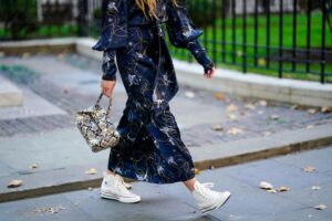 Sukienki i trampki – najnowszy trend, który podbije miejskie ulice!