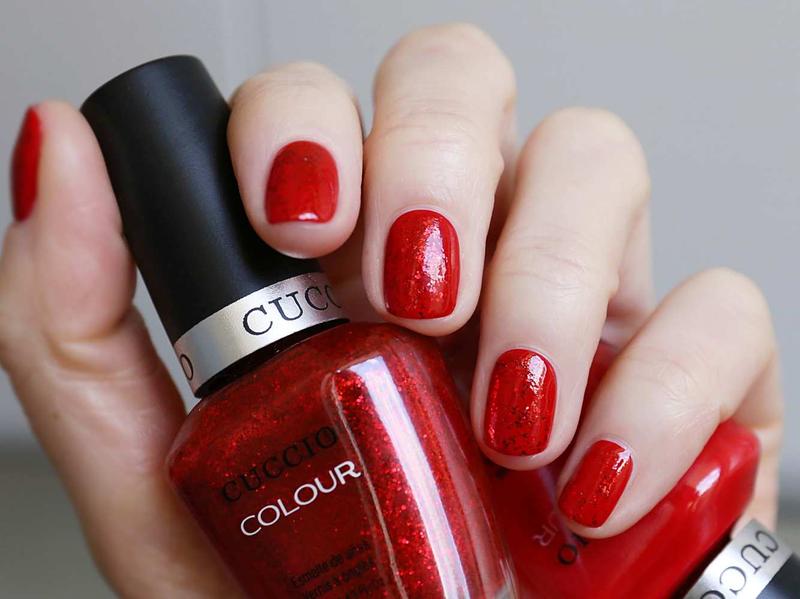 Czerwony lakier na paznokciach