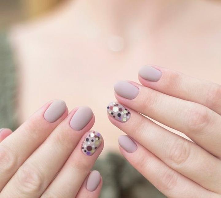 Stylizacje z matowymi lakierami