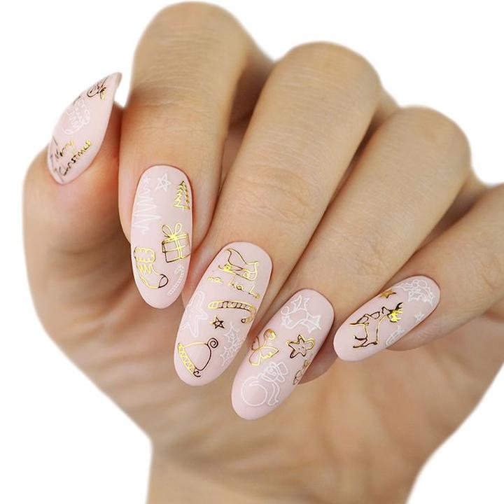 Zdobienie paznokci naklejkami