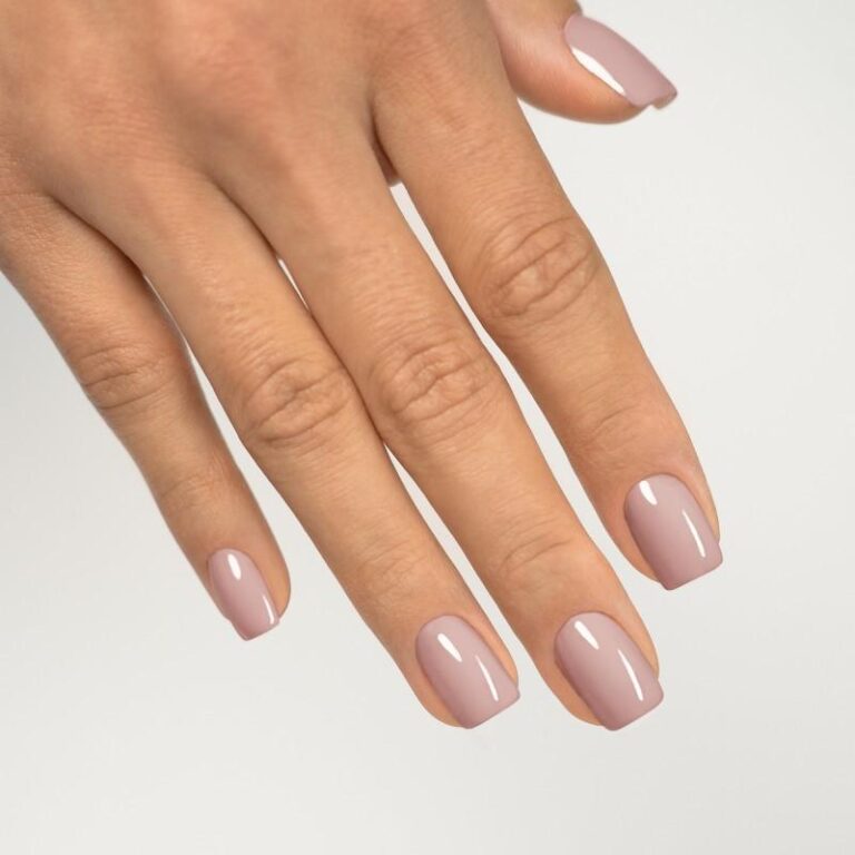Lakier nude – odkryj tajemnicę naturalnego wyglądu paznokci i ich uniwersalność