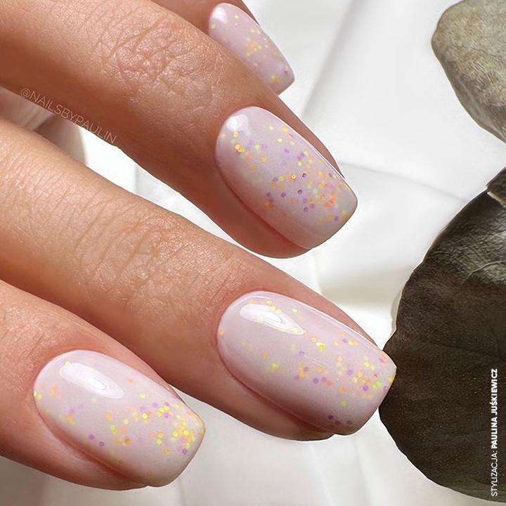 Lakier z drobinkami – jak dodać blasku swojemu manicure?