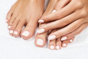 Manicure czy pedicure: odkryj kluczowe różnice i korzyści z zabiegów dla twoich dłoni i stóp