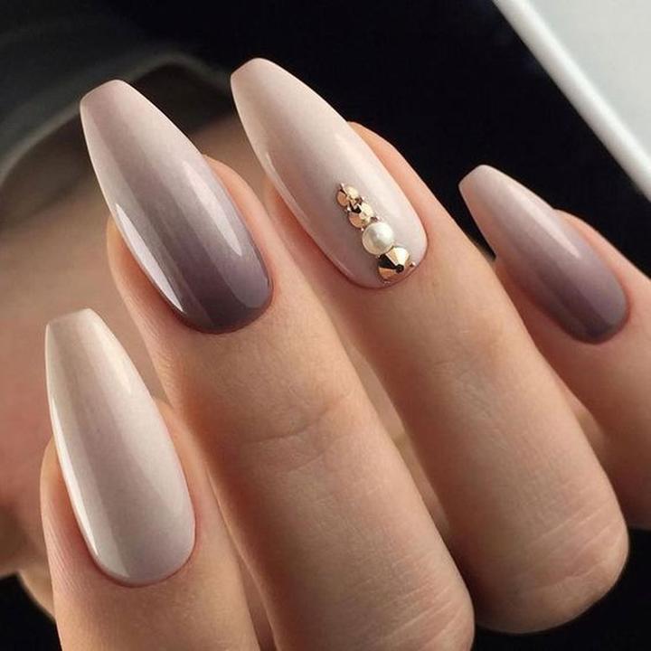 Dodatki do beżowych paznokci
