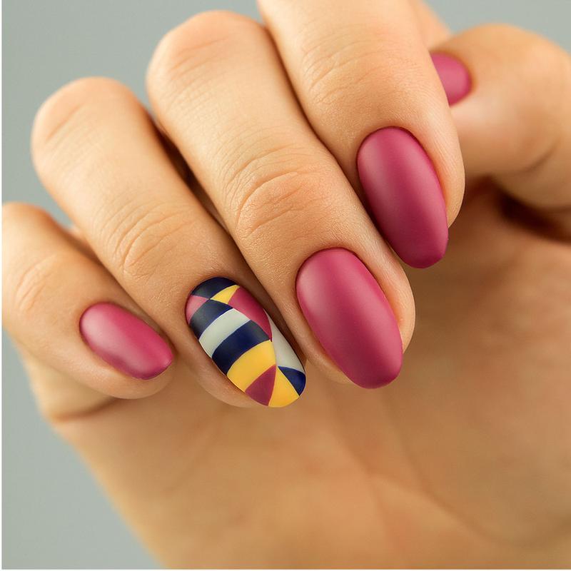 Matowa hybryda na paznokciach