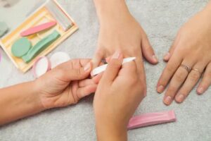 Odkryj tajemnice bazy i topu do paznokci dla idealnego manicure'u