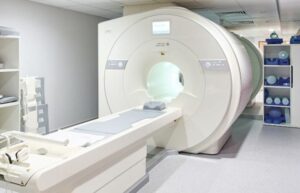 Rezonans magnetyczny z hybrydami – bezpieczeństwo na pierwszym miejscu! Wyjaśniamy.