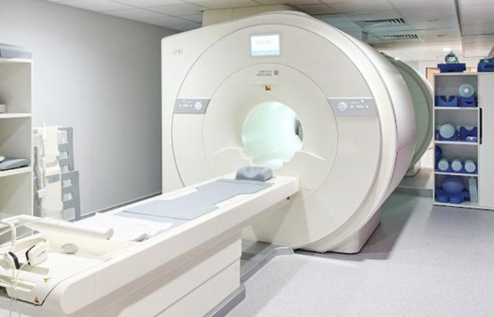 Rezonans magnetyczny z hybrydami – bezpieczeństwo na pierwszym miejscu! Wyjaśniamy.