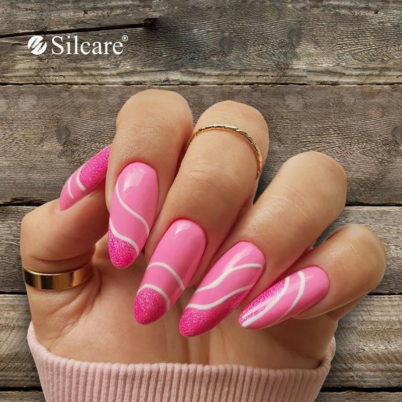 Różowe paznokcie na lato: modowe inspiracje na niezapomniane wieczorne wyjścia