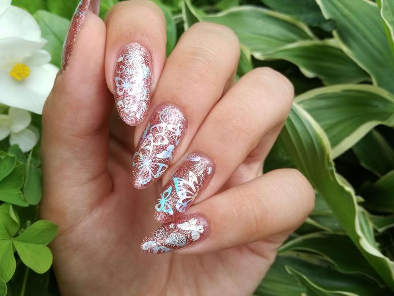 Lakier do paznokci z drobinkami