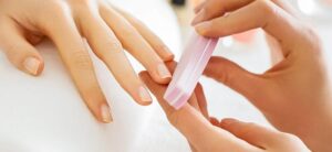 Jak bezpiecznie usuwać skórki, aby cieszyć się zdrowymi paznokciami?
