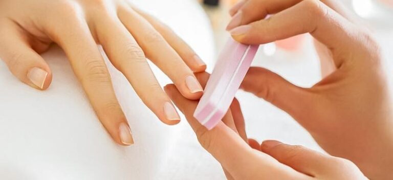 Jak bezpiecznie usuwać skórki, aby cieszyć się zdrowymi paznokciami?