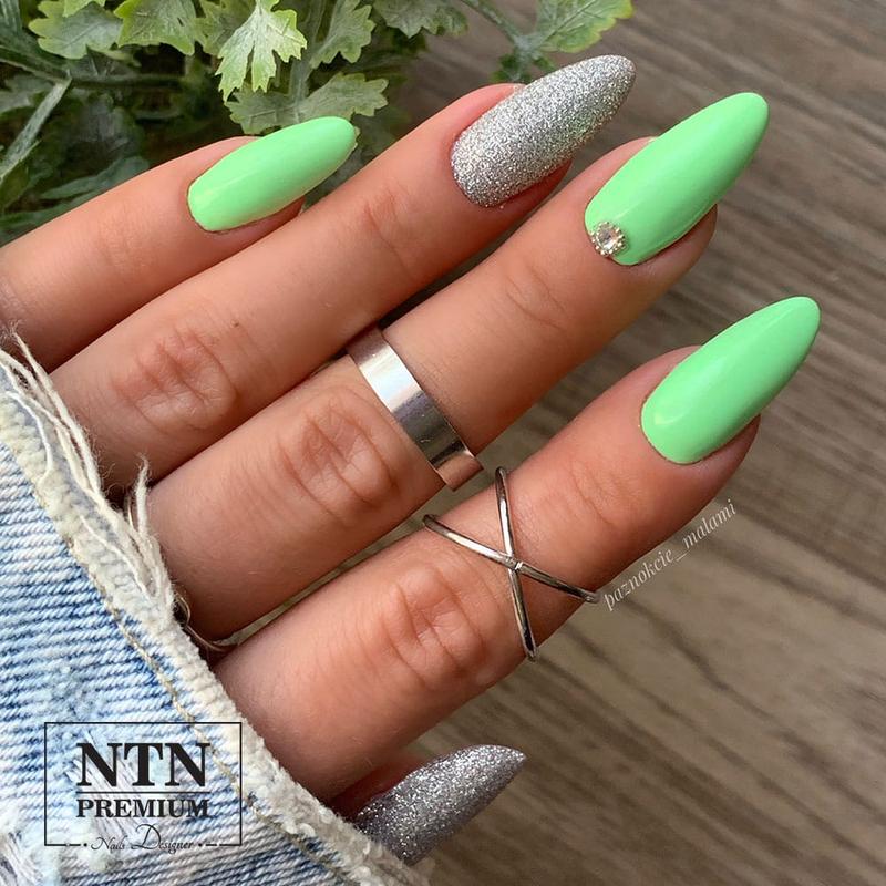 Neonowe kolory na paznokciach: Jak energetyczne barwy przyciągają wzrok i dodają energii