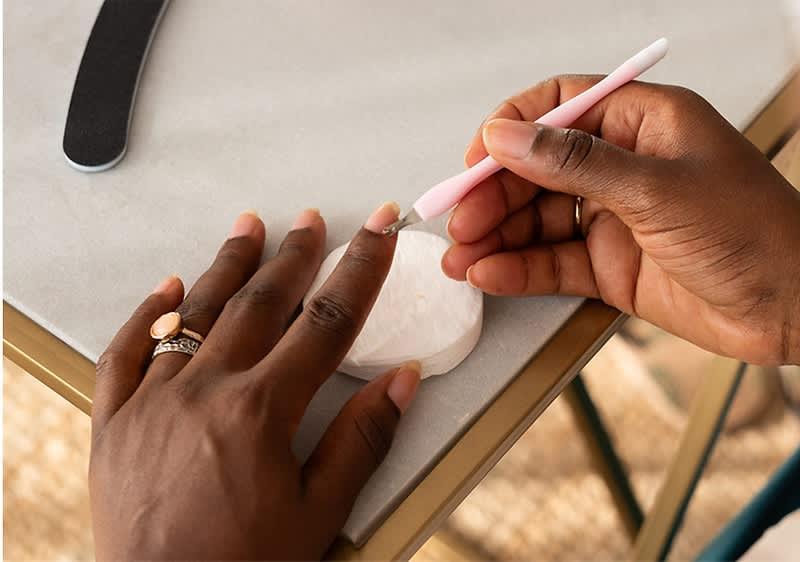 Pielęgnacja skórek przy paznokciach żelowych