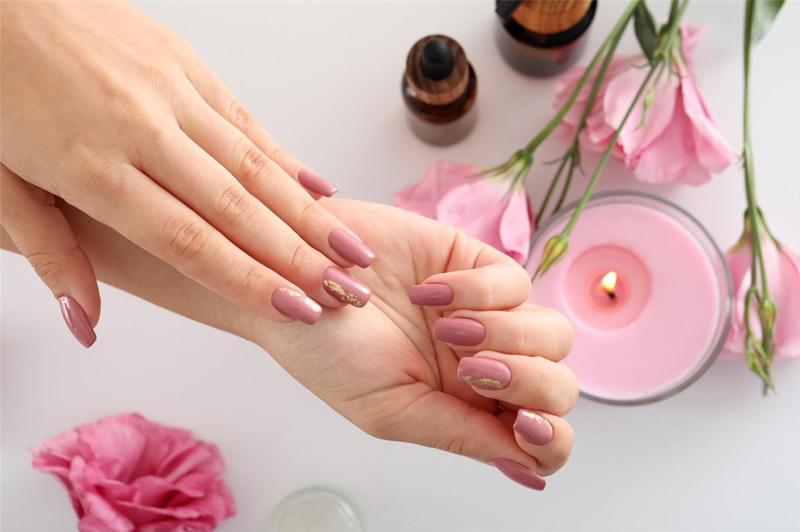 Trendy manicure na upalne dni