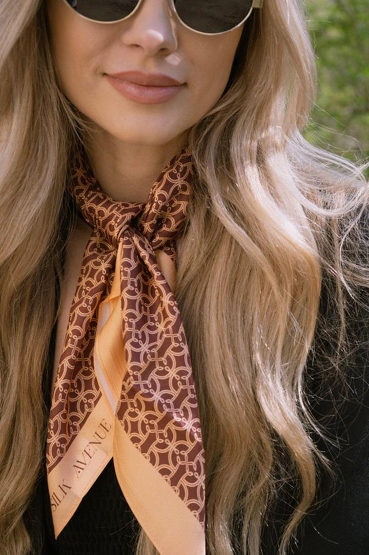 Wiązanie bluzki pod szyją