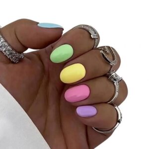 Różowe pastelowe paznokcie – delikatne inspiracje na każdą okazję