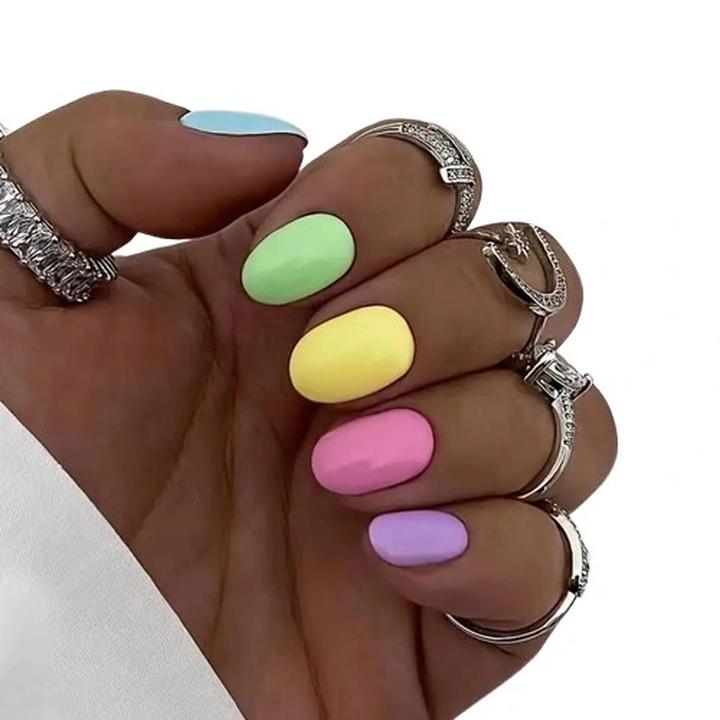 Różowe pastelowe paznokcie – delikatne inspiracje na każdą okazję