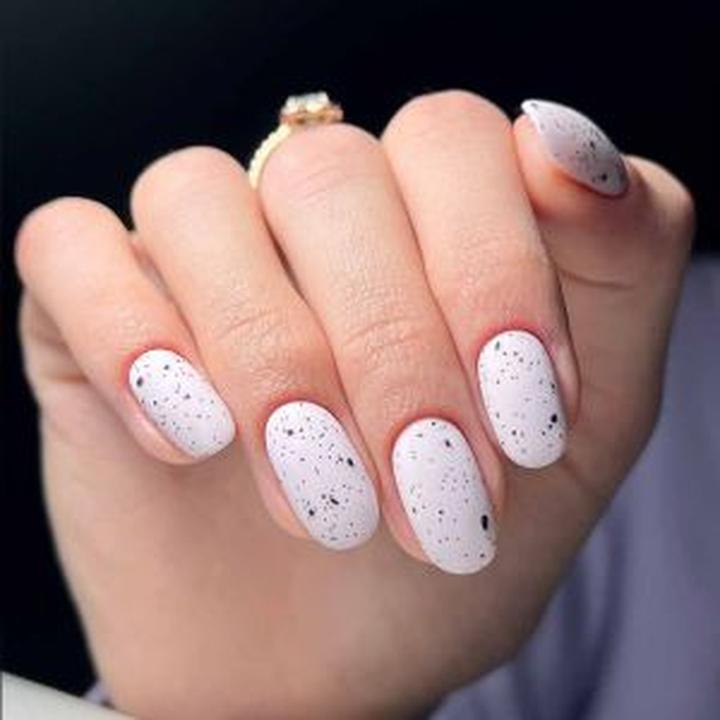 Biała hybryda na paznokciach