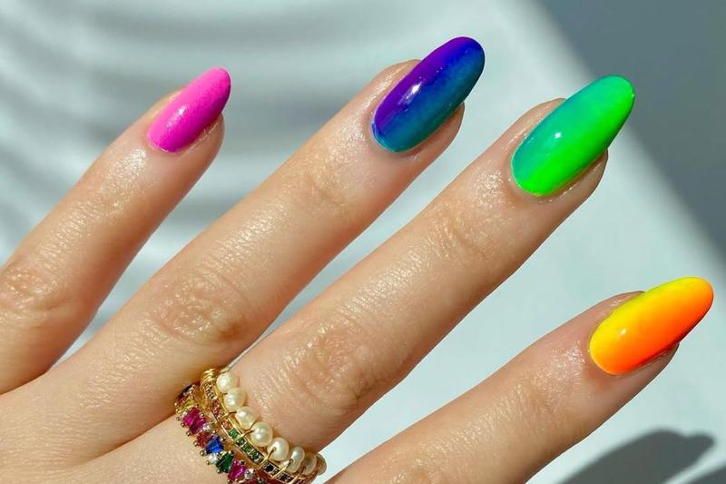 Trendy w tęczowym manicure