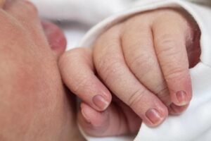 Bezpieczne obcinanie paznokci noworodka: 5 metod, które warto znać