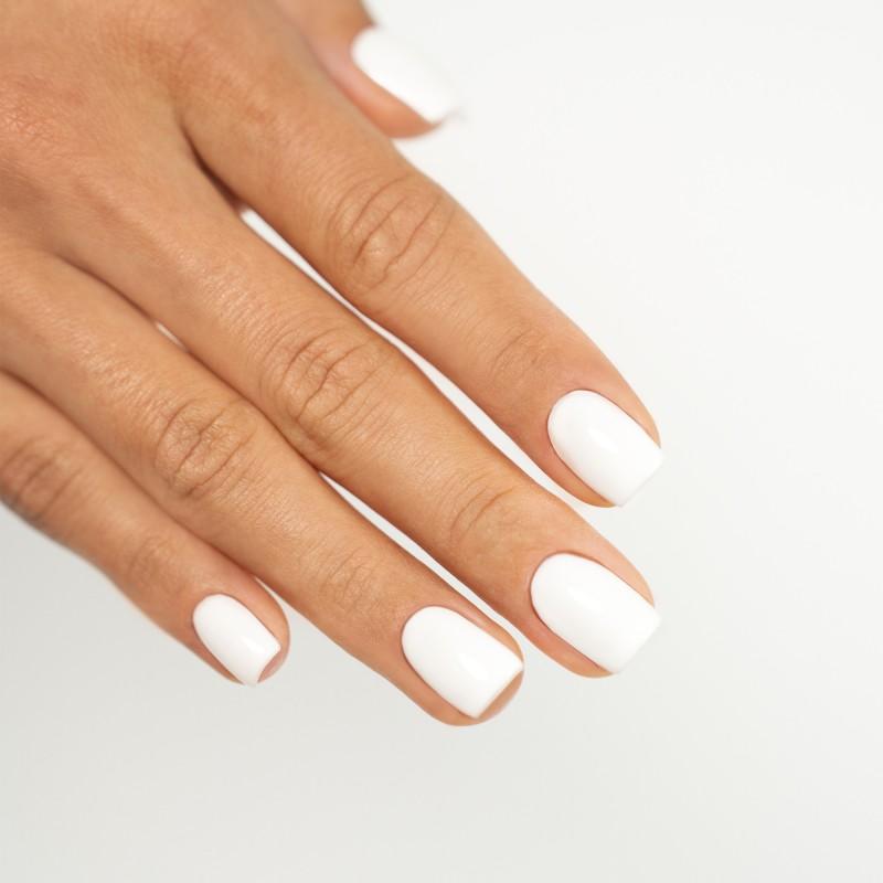 Biała hybryda na paznokciach – idealny sposób na nowoczesny look z białym akcentem