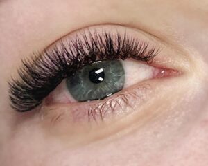 Przedłużanie rzęs UV – kto powinien zainwestować w ten zabieg i kiedy warto podjąć decyzję?