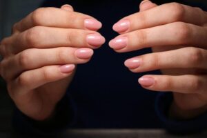 Zmień swoje paznokcie: Jak zrobić krótkie migdałki w 5 prostych krokach