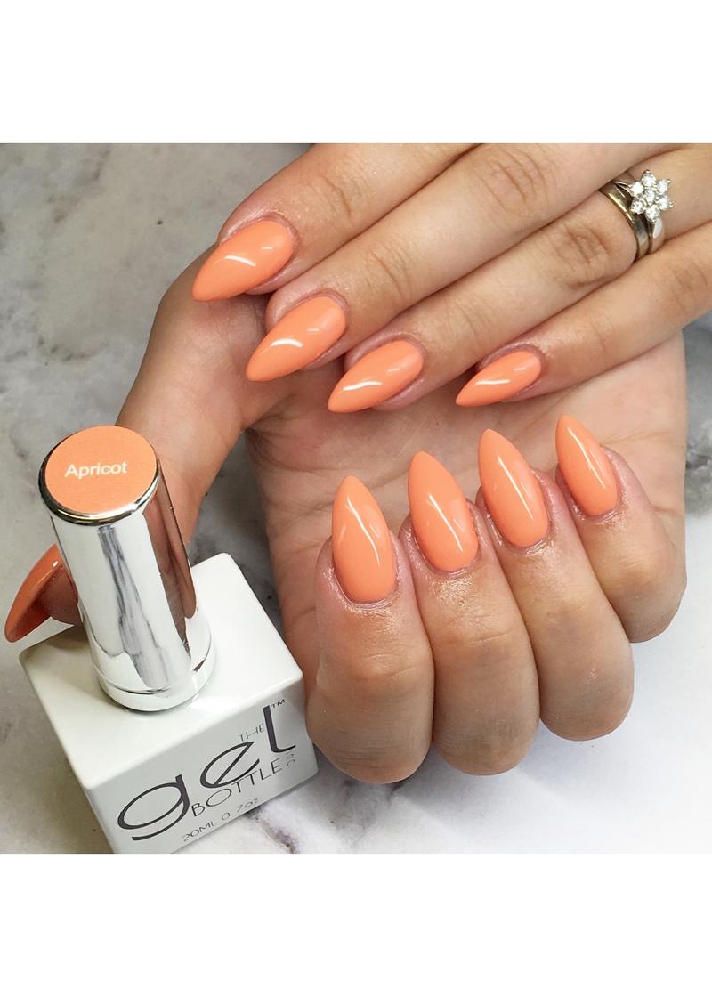 Kolor morelowy w manicure