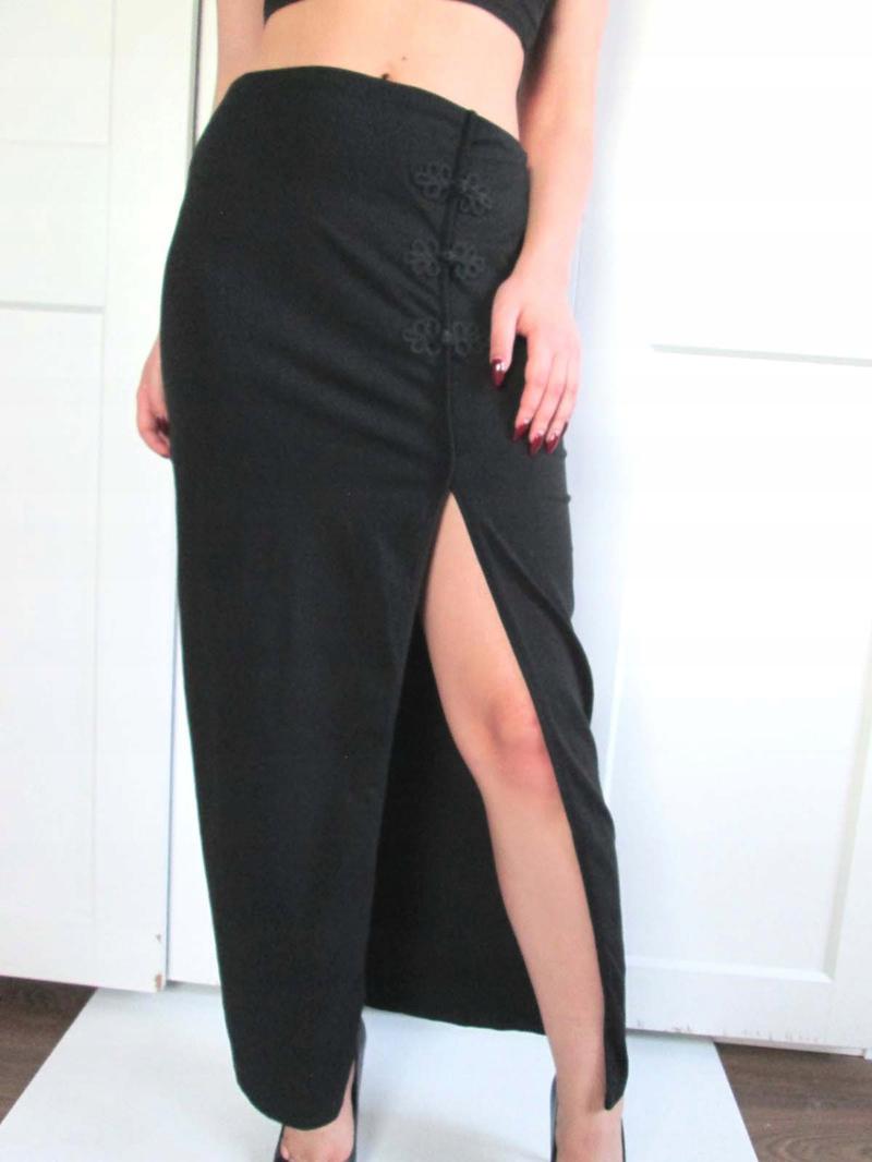 Stylizacje ze spódnicą z rozporkiem