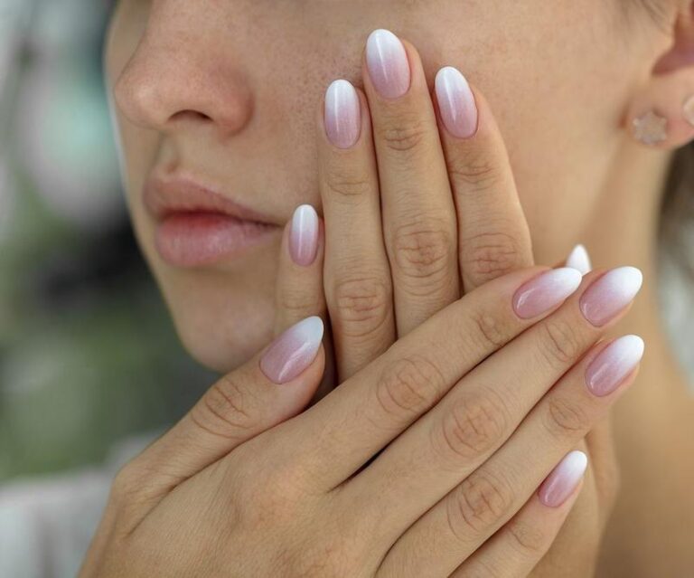 Ombre na paznokciach – sztuka subtelnych połączeń kolorów do perfekcyjnego zdobienia