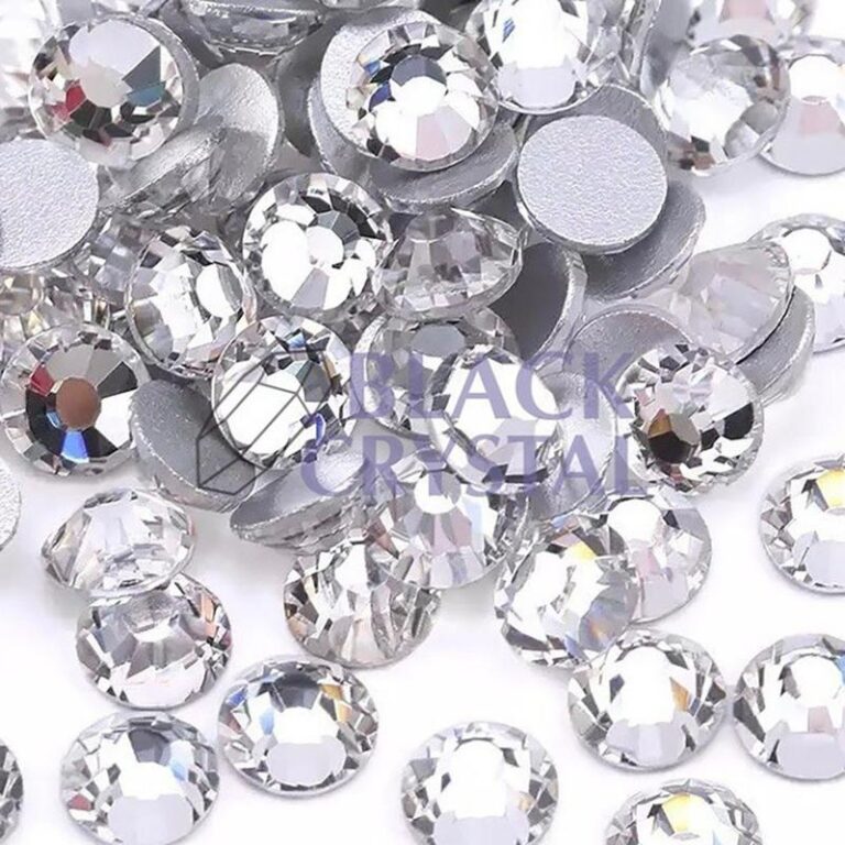 Cyrkonie na paznokciach – odkryj subtelny blask swojego manicure