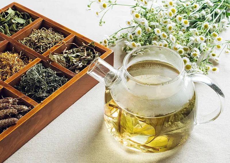 Naturalne napary: 7 ziół, które zadbają o Twoją cerę