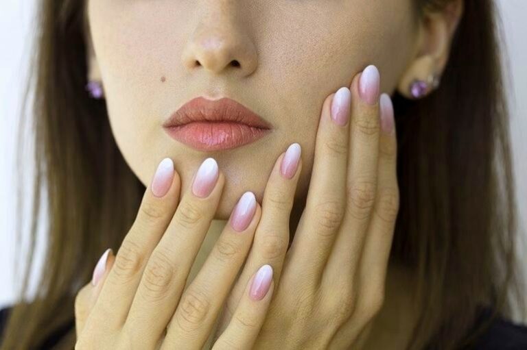 Modne ombre na paznokciach: Odkryj tajniki tworzenia kolorowego przejścia krok po kroku