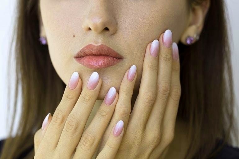 Modne ombre na paznokciach: Odkryj tajniki tworzenia kolorowego przejścia krok po kroku