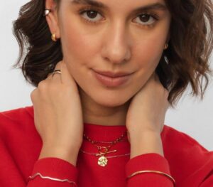 Olśniewająca biżuteria do czerwonej sukni – jak ją wybrać?