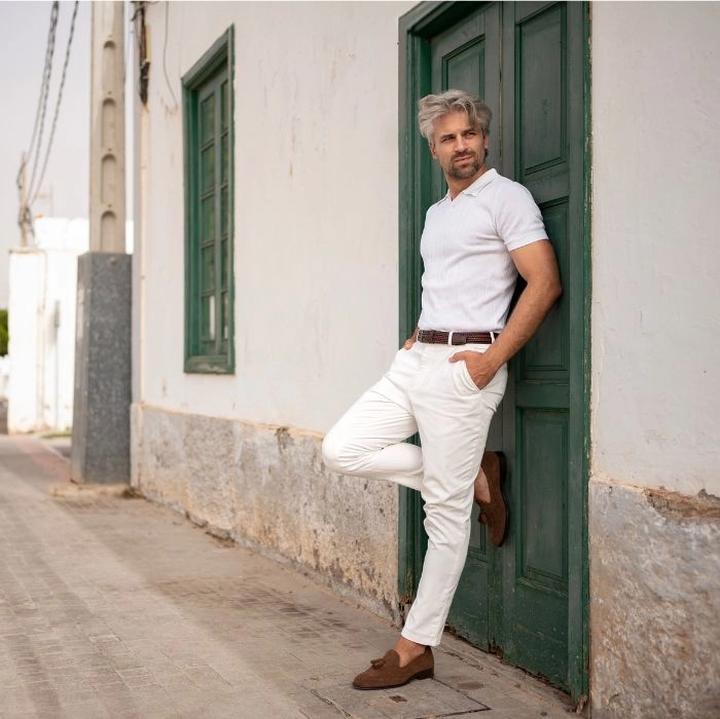 Stylowe połączenia: co pasuje do białych spodni męskich na każdą okazję?